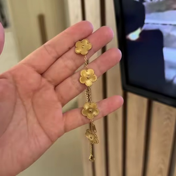 Alhambra Gold Floral Bracelet - Picture 8 of 11